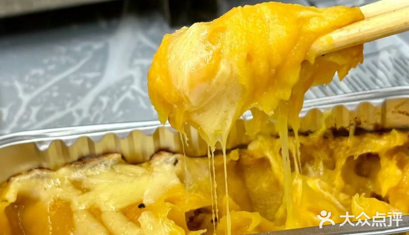 “烟火气中烧烤聚会的乐趣与美味共享”