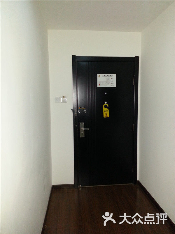 速8酒店 房门                 *远影*           不会游泳的鸭子