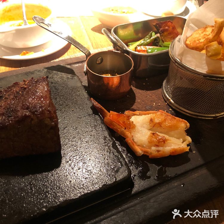 朋友过生日,我们到这里来聚餐,蛋糕店的是白房子家