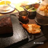 朋友过生日，我们到这里来聚餐，蛋糕店的是白房子家
