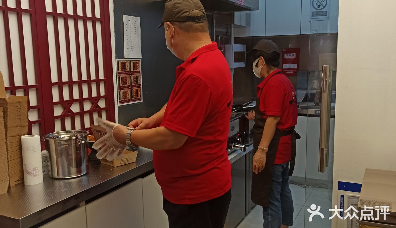 店里是两个叔叔阿姨在操作,有耐心又炸的好吃