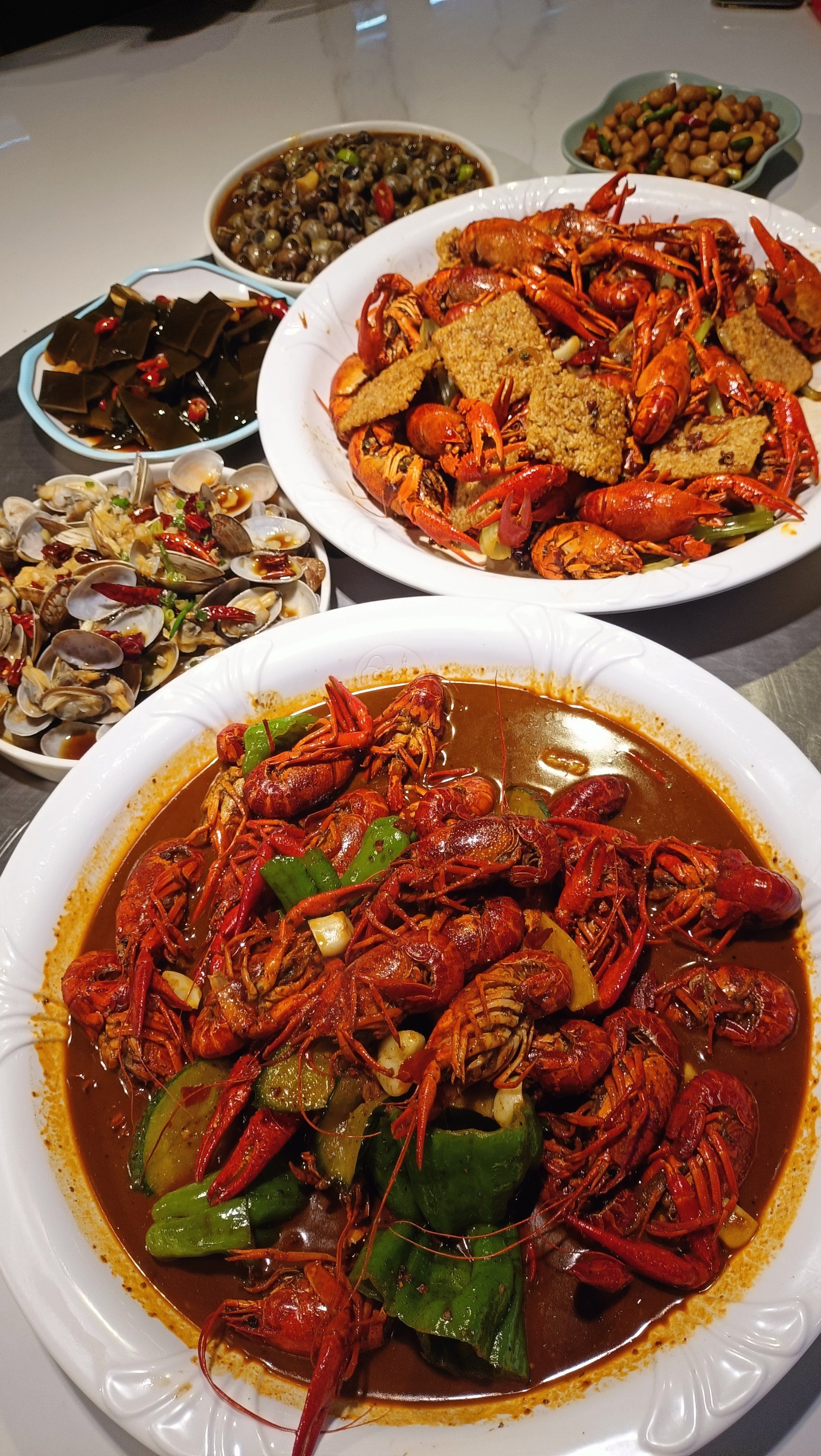 虹中路上的盱眙帝王龙虾,这里各种口味的小龙虾都有