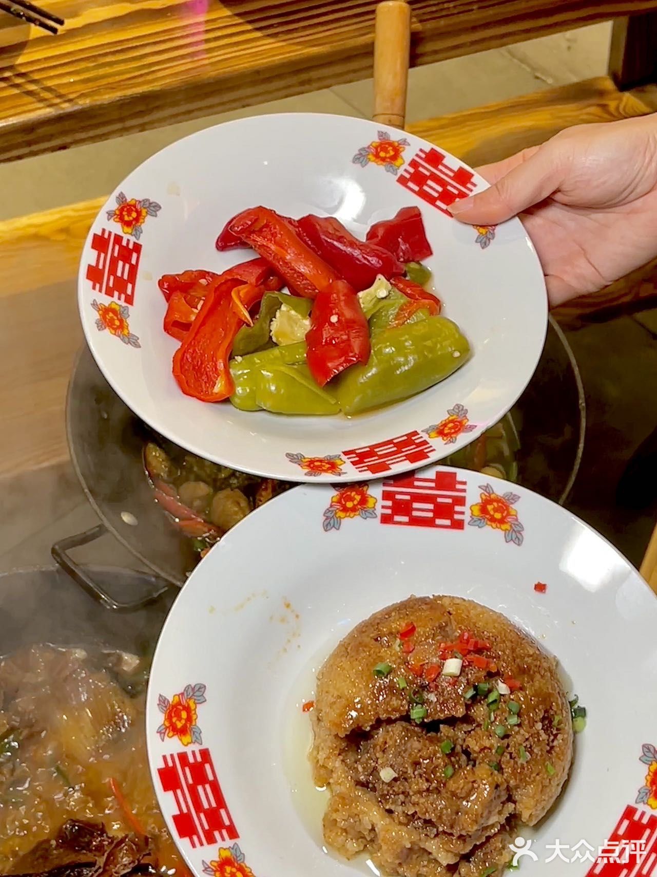杭州这家店吃饭居然不用桌子，绝了！