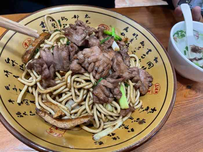 达达面馆(长阳路店"一家在长阳路上的小店,人家说这家面店东西.