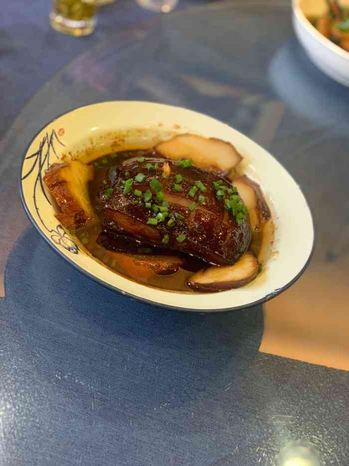 春田花花(瓶窑店)-"很有名的春天花花,二楼有一面墙 上面都是.