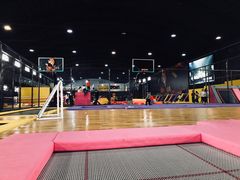 -嘿哟动霸CHUA·新潮玩运动娱乐中心·蹦床滑冰团建乐园