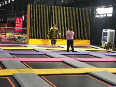 -嘿哟动霸CHUA·新潮玩运动娱乐中心·蹦床滑冰团建乐园