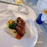 一楼是喝下午茶的，酒店前台也在那！二楼是吃西餐的