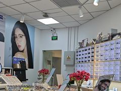 -天空之镜眼镜店蔡司依视路配镜授权零售店(望京颐堤港店)