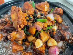 石锅散养鸡-鑫紫玉食府·巴特私房菜