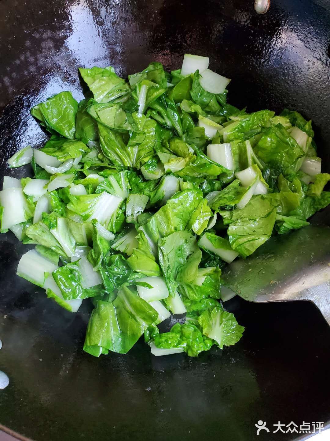 这个季节的小白菜很新鲜，适合清炒