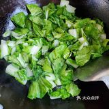 这个季节的小白菜很新鲜，适合清炒