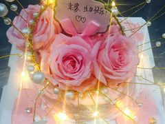 邂逅鲜花双层蛋糕-艾加柒克蛋糕茶歇甜品台(春熙路店)