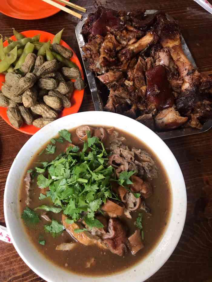 黄寺卤煮·黄寺喝酒公司-"个人觉得他家属于地道的蝇头小馆.店里是一.