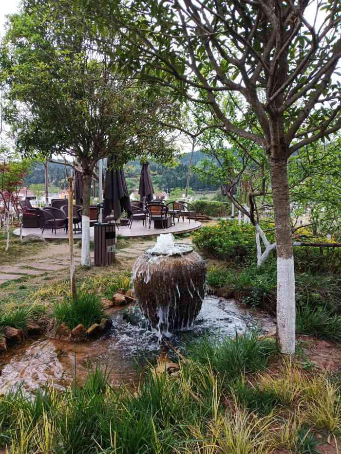 离尘别院-"过节不少人在这边办婚礼,里面有很大的院子.