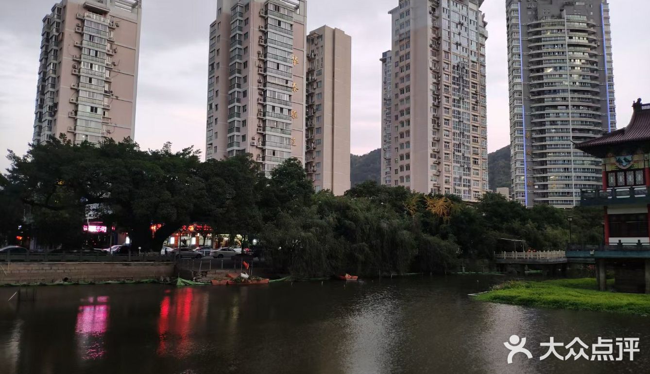 图四这家面包坊算是平阳老城区中环境相对较为时尚的市场主体了