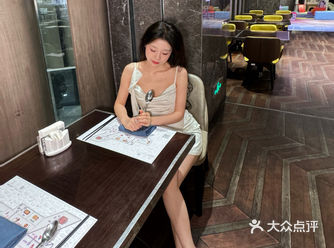 毫不夸张,扶着墙出来的….