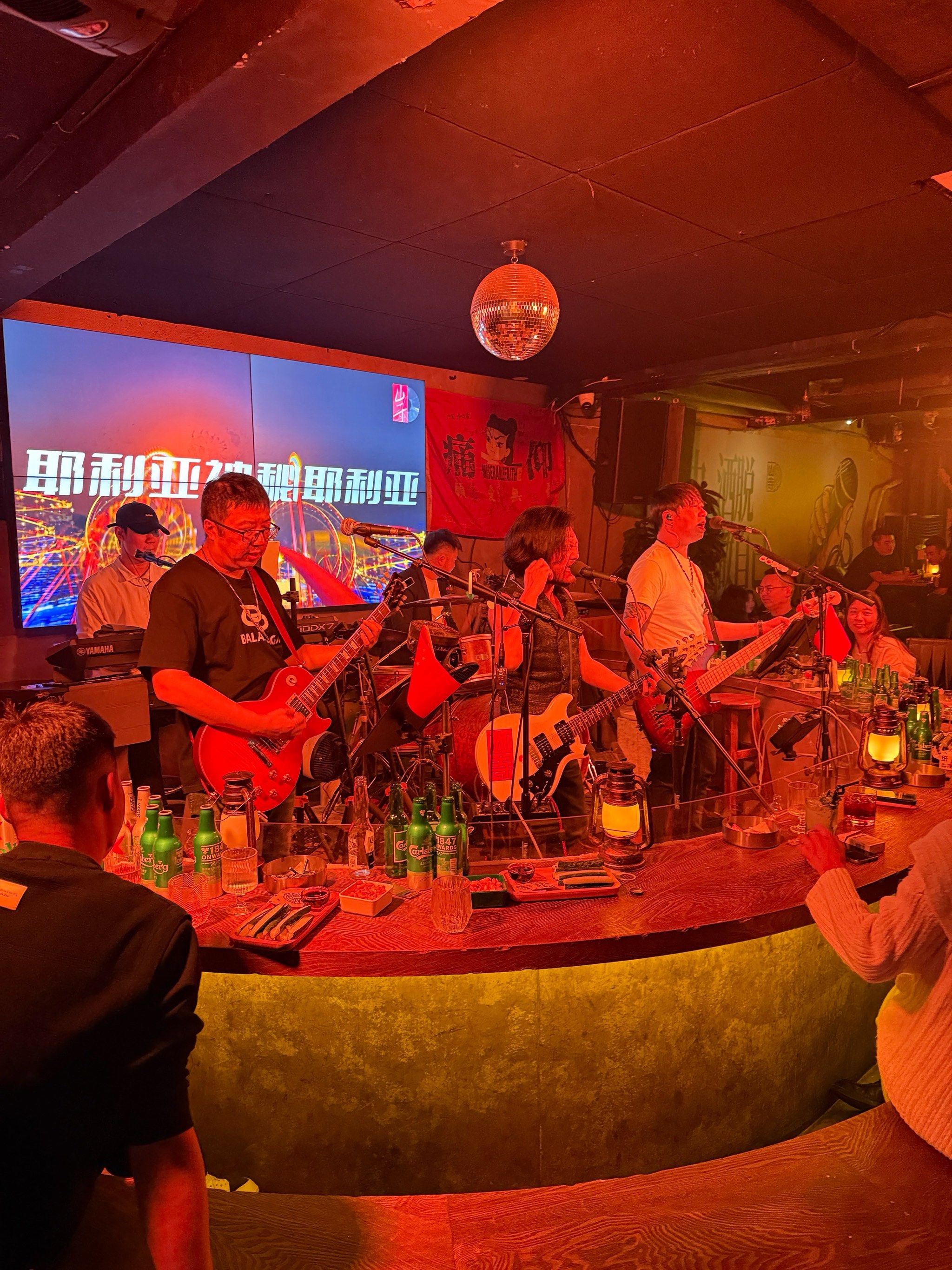 乌鲁木齐跨年!首家火塘民谣酒吧氛围拉满💯