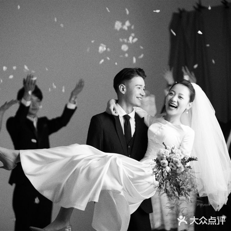 黑白婚纱照，告诉你爱情里的甜蜜 据说