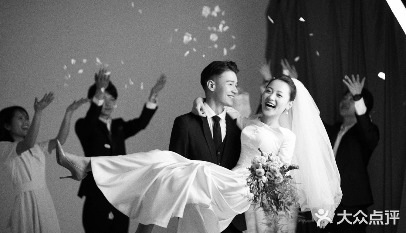 黑白婚纱照，告诉你爱情里的甜蜜 据说