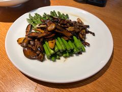 牛肝菌扒芦笋-一坐一忘云南菜(三里屯店)