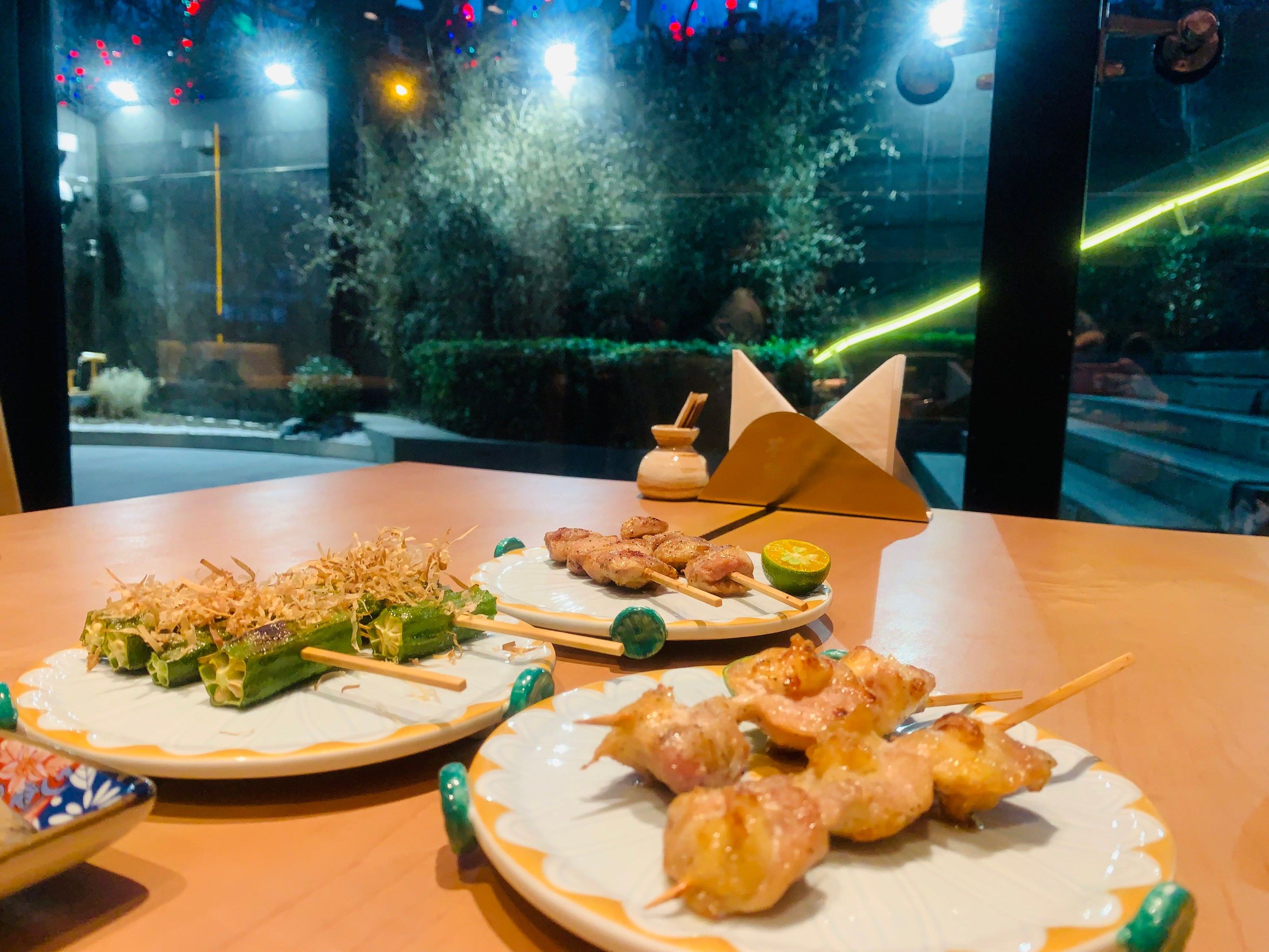 「苍枫·四季日本料理·深夜食堂」
夜晚走在亮马河边,吹着小风,找