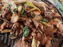 铁板炙烤坝上羊肉羊肉-那家小馆•北京菜•烤鸭(香山店)