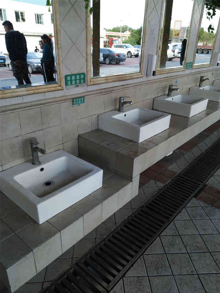 (新安服务区)公共厕所-"好大,里外三层,门口是洗手区.卫生状况良.