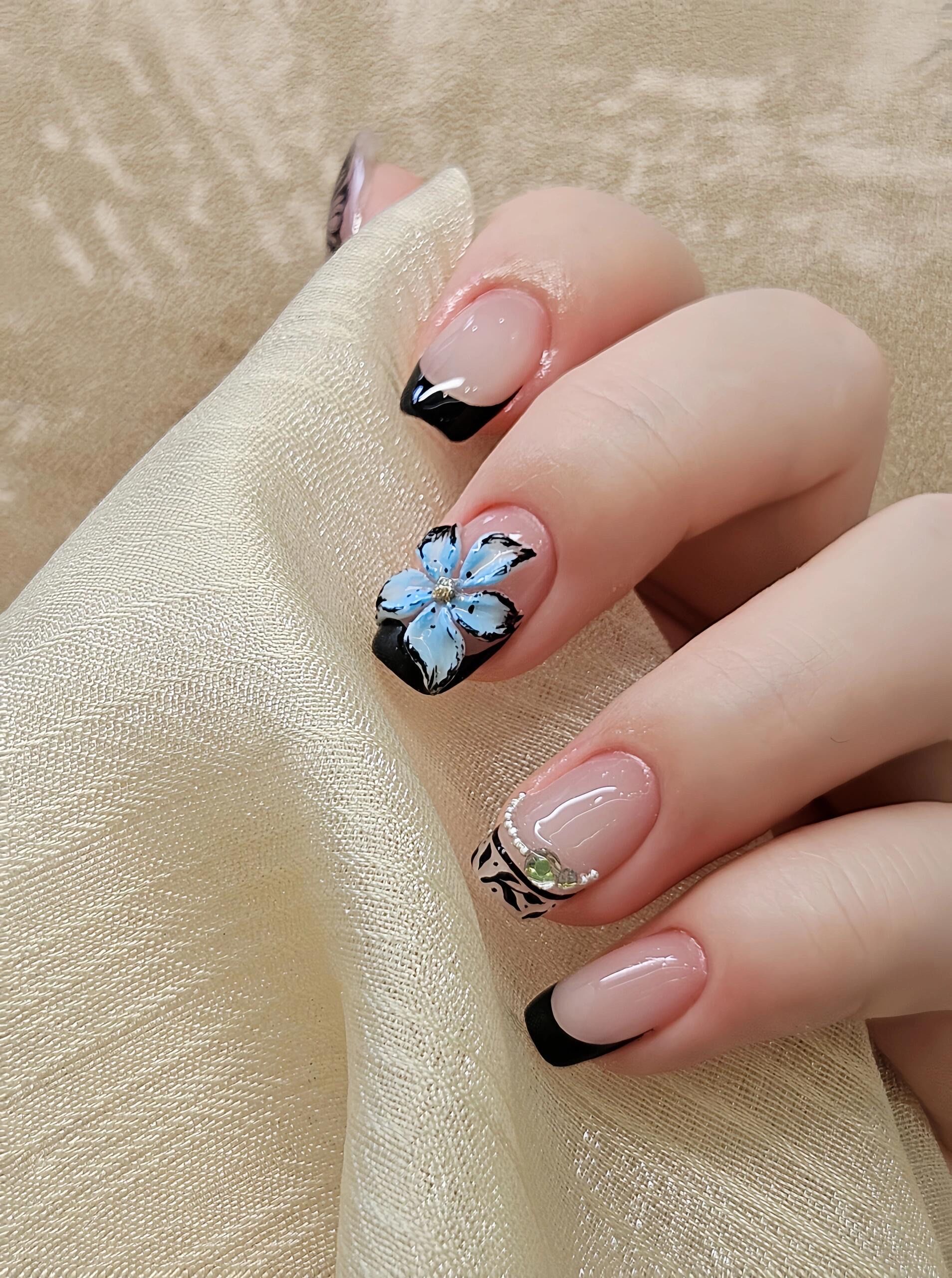 蓝色花朵美甲💅