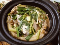 新鲜海鱼杂鱼煲-海口滨海新村143号海南老字号炒菜店