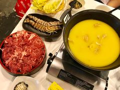 浓厚原只鸡煲花胶汤-鲜入围煮花胶鸡海鲜火锅
