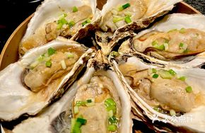 Steamed Zhanjiang Guandu Oysters with Scallion Oil and Noodles