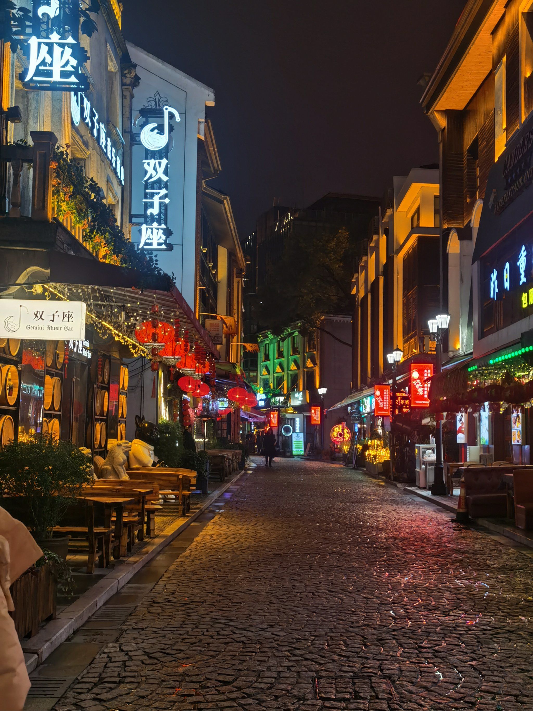 城市种草家吹爆老外滩的夜景,五彩斑斓的灯光和古老的建筑交相辉映