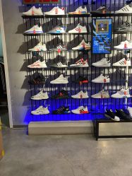-adidas(德基广场店)