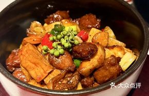 Stone Pot Sautéed Black Pepper Beef Cubes