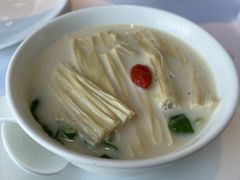 鲜鱼汤煮豆苗-粤界(望京金辉店)