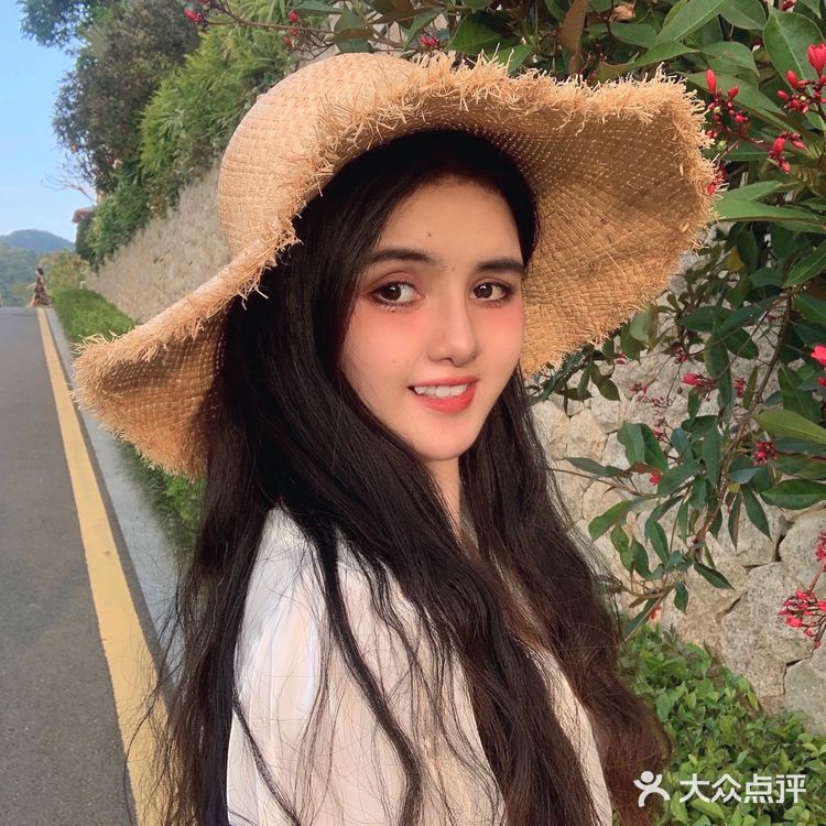 东南亚风情度假酒店，傍晚在海边日落下的晚餐