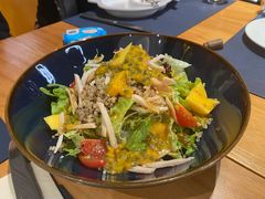 藜麦烟熏鸡胸沙拉配百香果油醋汁-鼎鼎西餐厅