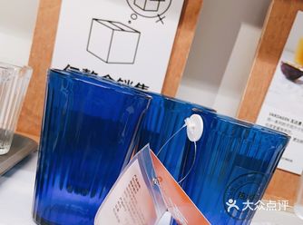 是深蓝色 这样倒进去水的颜色 也会像深蓝色