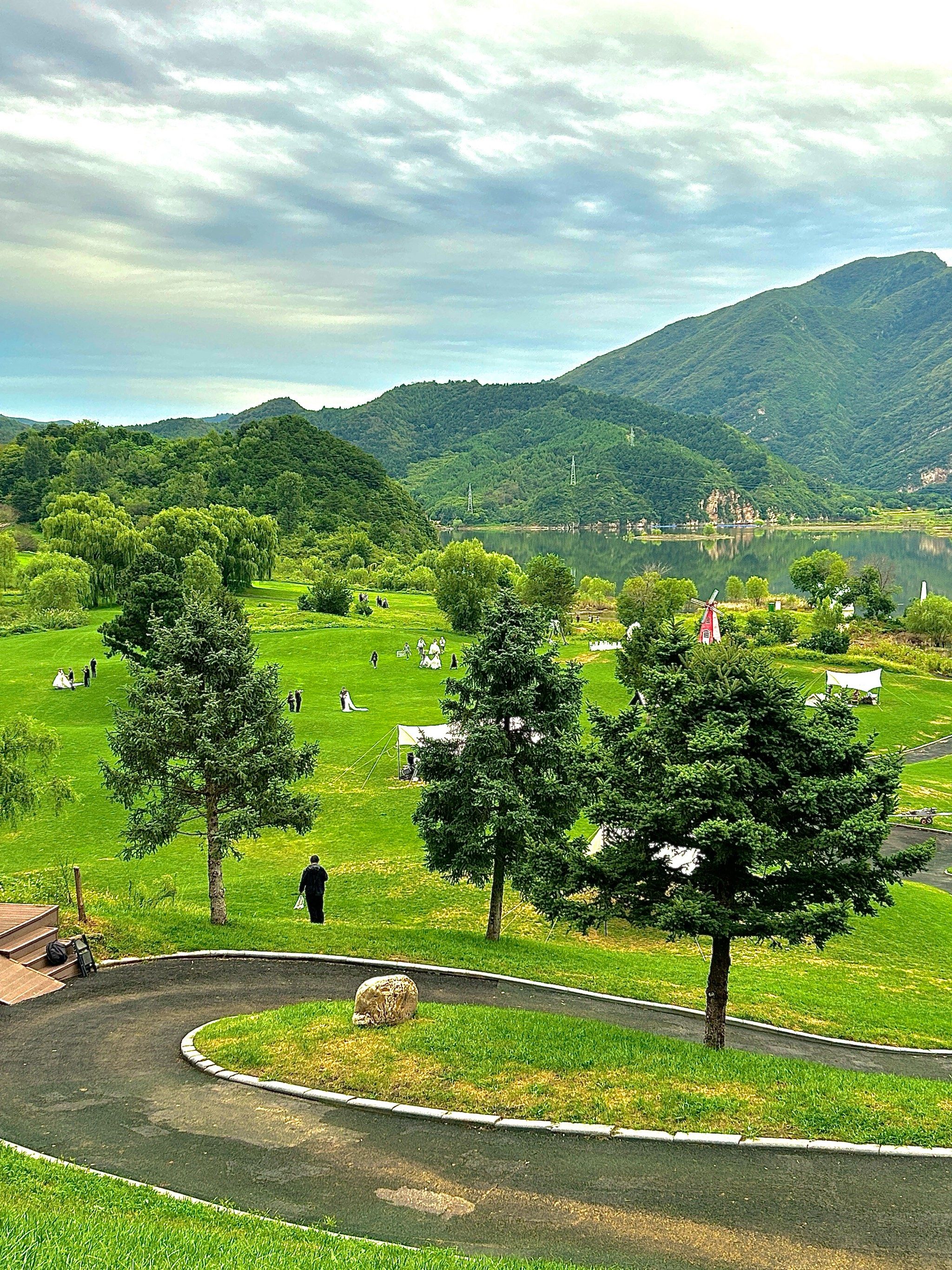 草坪还很绿!假期就来这儿郊游露营👍