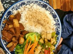 红烧肉藕丁双拼-蜗牛小馆醉乡民谣云南菜(惠新西里店)