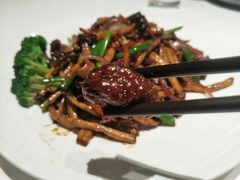 茶树菇肥牛粒-八府香鸭·啫啫煲(华山路店)