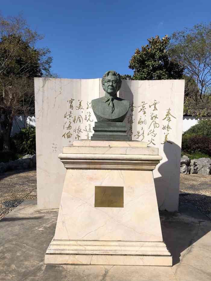 秦怡艺术馆-"召稼楼,这里不仅有荷花墙,骑马墙,青砖黛.