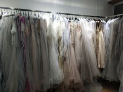 -觅白婚纱礼服馆