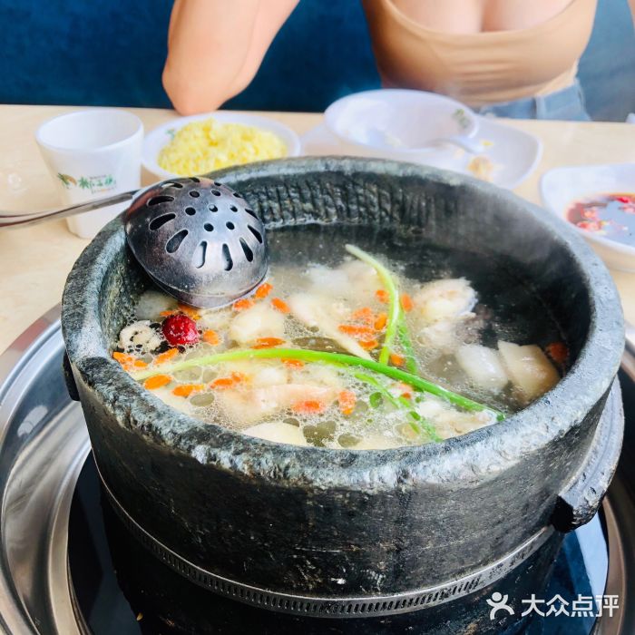 墨脱石锅椰子鸡•糟粕醋•东山羊(大东海店)墨脱石锅椰子鸡图片