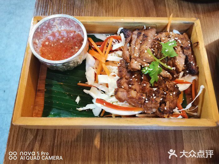 泰遇餐厅门前排着长长的队伍,我也忍不住跟着排了上去