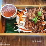 泰遇餐厅门前排着长长的队伍,我也忍不住跟着排了上去