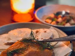 烟熏三文鱼配烤饺子皮和芥末籽酱-BOR Eatery(安福路店)