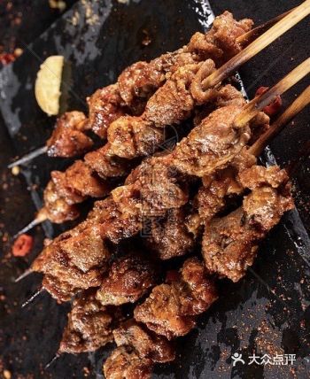 在深夜的街头,烤串的香气弥漫在空气中