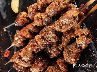 在深夜的街头，烤串的香气弥漫在空气中